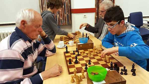 Rechts het winnende koppel Michael Isa (speelt tegen jeugdleider Jan Wouters) en Hans van de Weteringh (speelt tegen Maxim Huirne)