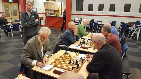 Hans van de Weteringh won in het tweede team en klom daardoor zeven plaatsen op de ranglijst.